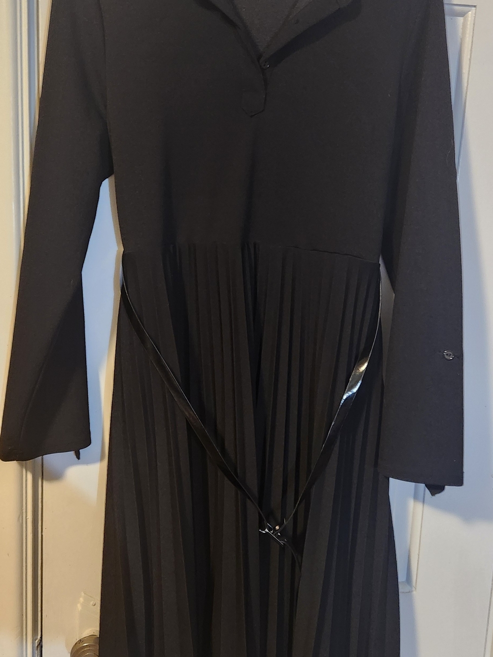 Elegant Black Pleated Midi Dress with Belt